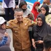 Wali Kota Palu, Hadianto Rasyid, menyambut hangat para peserta Mudik Gratis Palu Berbagi 2025 di halaman Kantor Wali Kota Palu, Selasa, 25 Maret 2025. Program ini menjadi bagian dari upaya pemerintah dalam membantu warga kembali ke kampung halaman menjelang Idulfitri 1446 H. Foto: Iwan/Pemkot Palu 