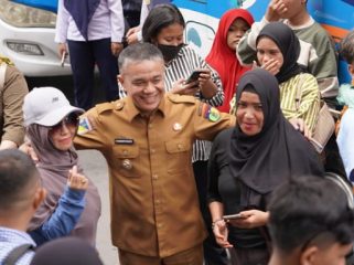 Wali Kota Palu, Hadianto Rasyid, menyambut hangat para peserta Mudik Gratis Palu Berbagi 2025 di halaman Kantor Wali Kota Palu, Selasa, 25 Maret 2025. Program ini menjadi bagian dari upaya pemerintah dalam membantu warga kembali ke kampung halaman menjelang Idulfitri 1446 H. Foto: Iwan/Pemkot Palu 