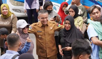 Wali Kota Palu, Hadianto Rasyid, menyambut hangat para peserta Mudik Gratis Palu Berbagi 2025 di halaman Kantor Wali Kota Palu, Selasa, 25 Maret 2025. Program ini menjadi bagian dari upaya pemerintah dalam membantu warga kembali ke kampung halaman menjelang Idulfitri 1446 H. Foto: Iwan/Pemkot Palu 