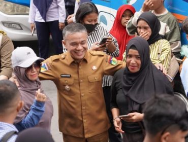 Wali Kota Palu, Hadianto Rasyid, menyambut hangat para peserta Mudik Gratis Palu Berbagi 2025 di halaman Kantor Wali Kota Palu, Selasa, 25 Maret 2025. Program ini menjadi bagian dari upaya pemerintah dalam membantu warga kembali ke kampung halaman menjelang Idulfitri 1446 H. Foto: Iwan/Pemkot Palu 
