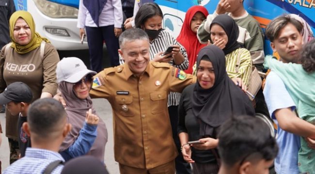 Wali Kota Palu, Hadianto Rasyid, menyambut hangat para peserta Mudik Gratis Palu Berbagi 2025 di halaman Kantor Wali Kota Palu, Selasa, 25 Maret 2025. Program ini menjadi bagian dari upaya pemerintah dalam membantu warga kembali ke kampung halaman menjelang Idulfitri 1446 H. Foto: Iwan/Pemkot Palu 
