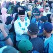 Gubernur Sulawesi Tengah, Anwar Hafid, disambut hangat oleh warga dalam kunjungannya ke daerah. Dengan senyum dan salam, ia berinteraksi langsung dengan masyarakat. Foto: Dok. Anwar Hafid 