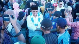 Gubernur Sulawesi Tengah, Anwar Hafid, disambut hangat oleh warga dalam kunjungannya ke daerah. Dengan senyum dan salam, ia berinteraksi langsung dengan masyarakat. Foto: Dok. Anwar Hafid 