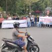 Sejumlah massa menggelar aksi simpatik di jalan untuk menyuarakan dukungan terhadap RUU TNI. Sementara itu, pengendara motor tetap melintas, mencerminkan dinamika antara aspirasi publik dan aktivitas sehari-hari. Foto: Istimewa 