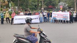Sejumlah massa menggelar aksi simpatik di jalan untuk menyuarakan dukungan terhadap RUU TNI. Sementara itu, pengendara motor tetap melintas, mencerminkan dinamika antara aspirasi publik dan aktivitas sehari-hari. Foto: Istimewa 