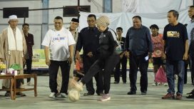 Wakil Wali Kota Palu, Imelda Liliana Muhidin, melakukan tendangan bola pertama sebagai simbol pembukaan turnamen futsal di Kota Palu, Rabu 12 Maret 2025. Foto: Pemkot Palu