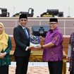 Gubernur Sulawesi Tengah, Anwar Hafid (kedua dari kiri), menyerahkan Nota Pengantar Laporan Keterangan Pertanggungjawaban (LKPJ) Tahun 2024 kepada Ketua DPRD Provinsi Sulawesi Tengah dalam Rapat Paripurna di Palu, Kamis 27 Maret 2025. Foto: Pemprov Sulteng