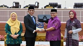 Gubernur Sulawesi Tengah, Anwar Hafid (kedua dari kiri), menyerahkan Nota Pengantar Laporan Keterangan Pertanggungjawaban (LKPJ) Tahun 2024 kepada Ketua DPRD Provinsi Sulawesi Tengah dalam Rapat Paripurna di Palu, Kamis 27 Maret 2025. Foto: Pemprov Sulteng