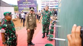 Gubernur Sulteng Anwar Hafid dampingi Kasad Jenderal TNI Maruli Simanjuntak tinjau fasilitas air bersih hasil program TMMD di Kabupaten Morowali, Sulawesi Tengah, Kamis 20 Maret 2025.Foto: Pemprov Sulteng