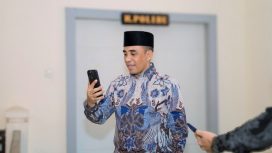 Gubernur Sulawesi Tengah, Anwar Hafid, tengah berkomunikasi dengan warga terkait penanganan keluhan harga LPG 3 kg yang melebihi HET, menunjukkan komitmennya untuk menjaga stabilitas harga demi kesejahteraan masyarakat, Kamis 13 Maret 2025. Foto: Pemprov Sulteng