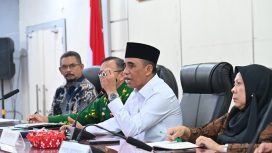 Gubernur Sulawesi Tengah (Sulteng) Anwar Hafid memimpin rapat strategis terkait proses perizinan bersama perangkat daerah di ruang polibu, Kantor Gubernur Sulteng, Jumat 14 Maret 2025. Foto: Pemprov Sulteng