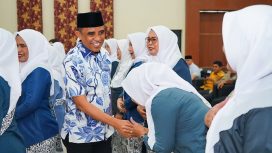 Gubernur Sulawesi Tengah, Anwar Hafid, menyapa dan bersalaman dengan para anggota Ikatan Bidan Indonesia (IBI) Sulteng dalam acara kolaborasi mendukung program BERANI Sehat, yang fokus pada peningkatan layanan kesehatan ibu dan anak serta pencegahan stunting, Sabtu 15 Maret 2025. Foto: Pemprov Sulteng  