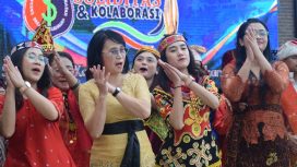Peserta Rapat Kerja Nasional (Rakernas) Yayasan Pelayanan Kesehatan Bala Keselamatan (YPKBK) ke-XIV menampilkan beragam tarian budaya nusantara sebagai wujud solidaritas dan kolaborasi, di Swiss-Belhotel Palu, Jumat, 14 Maret 2025. Foto: Pemkot Palu