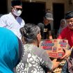 Calon Wakil Bupati Abdul Sahid menyerahkan paket sembako secara simbolis kepada penyintas banjir di Kecamatan Palasa, Kabupaten Parigi Moutong, Sulawesi Tengah, Sabtu 15 Maret 2025. Bantuan ini diharapkan dapat meringankan beban para korban, terutama saat menjalani ibadah Ramadan. Foto: Tim Media Ewin-Sahid