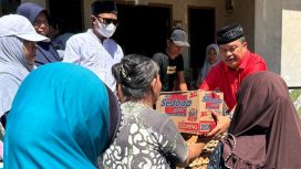 Calon Wakil Bupati Abdul Sahid menyerahkan paket sembako secara simbolis kepada penyintas banjir di Kecamatan Palasa, Kabupaten Parigi Moutong, Sulawesi Tengah, Sabtu 15 Maret 2025. Bantuan ini diharapkan dapat meringankan beban para korban, terutama saat menjalani ibadah Ramadan. Foto: Tim Media Ewin-Sahid