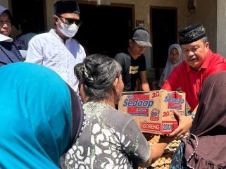 Calon Wakil Bupati Abdul Sahid menyerahkan paket sembako secara simbolis kepada penyintas banjir di Kecamatan Palasa, Kabupaten Parigi Moutong, Sulawesi Tengah, Sabtu 15 Maret 2025. Bantuan ini diharapkan dapat meringankan beban para korban, terutama saat menjalani ibadah Ramadan. Foto: Tim Media Ewin-Sahid