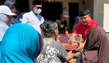 Calon Wakil Bupati Abdul Sahid menyerahkan paket sembako secara simbolis kepada penyintas banjir di Kecamatan Palasa, Kabupaten Parigi Moutong, Sulawesi Tengah, Sabtu 15 Maret 2025. Bantuan ini diharapkan dapat meringankan beban para korban, terutama saat menjalani ibadah Ramadan. Foto: Tim Media Ewin-Sahid