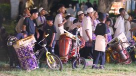 Peserta Festival Musik Sahur di Tawaeli tengah bersiap dengan peralatan musik tradisional mereka, memeriahkan suasana Ramadan sekaligus melestarikan budaya lokal. Foto: Pemkot Palu