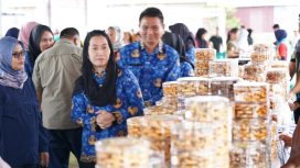 Wakil Wali Kota Palu, Imelda Liliana Muhidin, meninjau langsung pelaksanaan Pasar Murah Ramadan 1446 H di Kelurahan Kayumalue Ngapa, Kecamatan Palu Utara, Senin (17/03/2025). Foto: Pemkot Palu