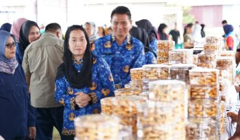 Wakil Wali Kota Palu, Imelda Liliana Muhidin, meninjau langsung pelaksanaan Pasar Murah Ramadan 1446 H di Kelurahan Kayumalue Ngapa, Kecamatan Palu Utara, Senin (17/03/2025). Foto: Pemkot Palu