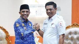 Anwar Hafid dan Hidayat Lamakarate berjabat salam komando dalam audiensi membahas ketersediaan stok darah rumah sakit di Sulawesi Tengah. Foto: Pemprov Sulteng.