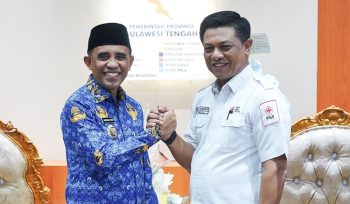 Anwar Hafid dan Hidayat Lamakarate berjabat salam komando dalam audiensi membahas ketersediaan stok darah rumah sakit di Sulawesi Tengah. Foto: Pemprov Sulteng.