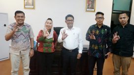 Wakil Wali Kota Palu, Imelda Liliana Muhidin (kedua dari kiri), bersama Kepala Pusat Pengelolaan Sampah Regional Sulawesi dan Maluku, Dr. Azri Rasul (tengah), serta jajaran Pemerintah Kota Palu dalam pertemuan membahas pengelolaan sampah. Pertemuan ini menegaskan pentingnya kolaborasi antara pemerintah dan masyarakat untuk menciptakan Kota Palu yang bersih dan bebas sampah, Kamis 13 Maret 2025. Foto: Pemkot Palu