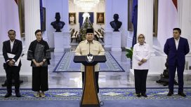 Presiden Prabowo Subianto mengumumkan kebijakan pemberian THR dan Gaji ke-13 bagi Aparatur Negara, termasuk ASN, PPPK, Hakim, prajurit TNI-Polri, serta para pensiunan di Istana Merdeka, Jakarta, pada Selasa, 11 Maret 2025. (Foto: BPMI Setpres)
