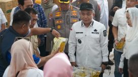 Wali Kota Palu, Hadianto Rasyid, didampingi Wakil Wali Kota Imelda Liliana Muhidin, serta Kapolresta Palu Kombes Pol Deny Abrahams, memantau langsung penjualan minyak goreng bersubsidi Minyakita di Pasar Masomba, Rabu (12/3/2025). Peninjauan ini bertujuan untuk memastikan kestabilan harga bahan pokok dan distribusi yang sesuai aturan, khususnya di bulan Ramadan dan menjelang lebaran. Foto: Pemkot Palu