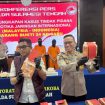 Kabidhumas Polda Sulteng Kombes Pol. Djoko Wienartono (kanan) bersama Dirresnarkoba Kombes Pol. Pribadi Sembiring menunjukkan barang bukti sabu seberat 24 kilogram dalam konferensi pers pengungkapan jaringan narkotika internasional Malaysia–Indonesia di Mapolda Sulteng, Selasa, 22 April 2025. Dua tersangka ditangkap, sementara bandar utama masih buron. Foto: Istimewa 
