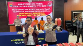 Kabidhumas Polda Sulteng Kombes Pol. Djoko Wienartono (kanan) bersama Dirresnarkoba Kombes Pol. Pribadi Sembiring menunjukkan barang bukti sabu seberat 24 kilogram dalam konferensi pers pengungkapan jaringan narkotika internasional Malaysia–Indonesia di Mapolda Sulteng, Selasa, 22 April 2025. Dua tersangka ditangkap, sementara bandar utama masih buron. Foto: Istimewa 
