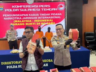 Kabidhumas Polda Sulteng Kombes Pol. Djoko Wienartono (kanan) bersama Dirresnarkoba Kombes Pol. Pribadi Sembiring menunjukkan barang bukti sabu seberat 24 kilogram dalam konferensi pers pengungkapan jaringan narkotika internasional Malaysia–Indonesia di Mapolda Sulteng, Selasa, 22 April 2025. Dua tersangka ditangkap, sementara bandar utama masih buron. Foto: Istimewa 
