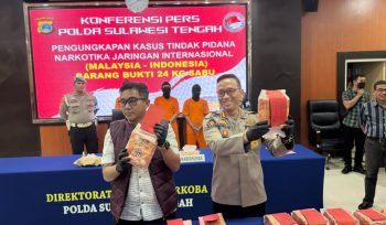 Kabidhumas Polda Sulteng Kombes Pol. Djoko Wienartono (kanan) bersama Dirresnarkoba Kombes Pol. Pribadi Sembiring menunjukkan barang bukti sabu seberat 24 kilogram dalam konferensi pers pengungkapan jaringan narkotika internasional Malaysia–Indonesia di Mapolda Sulteng, Selasa, 22 April 2025. Dua tersangka ditangkap, sementara bandar utama masih buron. Foto: Istimewa 
