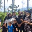 Mantan Gubernur Sulawesi Tengah, Longki Djanggola, bersama keluarga almarhum Situr Wijaya dan rekan-rekan wartawan menggelar doa bersama di lokasi pemakaman di Desa Bangga, Dolo Selatan, Sigi, Minggu (6/4/2025). Foto: Istimewa 