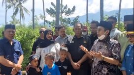 Mantan Gubernur Sulawesi Tengah, Longki Djanggola, bersama keluarga almarhum Situr Wijaya dan rekan-rekan wartawan menggelar doa bersama di lokasi pemakaman di Desa Bangga, Dolo Selatan, Sigi, Minggu (6/4/2025). Foto: Istimewa 