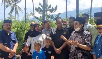 Mantan Gubernur Sulawesi Tengah, Longki Djanggola, bersama keluarga almarhum Situr Wijaya dan rekan-rekan wartawan menggelar doa bersama di lokasi pemakaman di Desa Bangga, Dolo Selatan, Sigi, Minggu (6/4/2025). Foto: Istimewa 