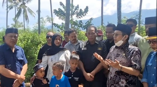 Mantan Gubernur Sulawesi Tengah, Longki Djanggola, bersama keluarga almarhum Situr Wijaya dan rekan-rekan wartawan menggelar doa bersama di lokasi pemakaman di Desa Bangga, Dolo Selatan, Sigi, Minggu (6/4/2025). Foto: Istimewa 