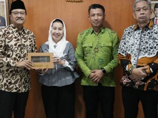 Wakil Wali Kota Palu, Imelda Liliana Muhidin, bersama Menteri Sosial RI, Saifullah Yusuf, dan jajaran saat menghadiri rapat koordinasi pelaksanaan program Sekolah Rakyat di Kantor Kementerian Sosial RI, Jakarta, Rabu (23/4/2025). Foto: Dok. Pemkot Palu 