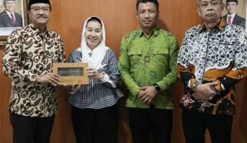 Wakil Wali Kota Palu, Imelda Liliana Muhidin, bersama Menteri Sosial RI, Saifullah Yusuf, dan jajaran saat menghadiri rapat koordinasi pelaksanaan program Sekolah Rakyat di Kantor Kementerian Sosial RI, Jakarta, Rabu (23/4/2025). Foto: Dok. Pemkot Palu 