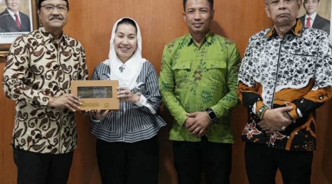 Wakil Wali Kota Palu, Imelda Liliana Muhidin, bersama Menteri Sosial RI, Saifullah Yusuf, dan jajaran saat menghadiri rapat koordinasi pelaksanaan program Sekolah Rakyat di Kantor Kementerian Sosial RI, Jakarta, Rabu (23/4/2025). Foto: Dok. Pemkot Palu 
