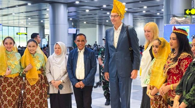 Gubernur Sulteng, Anwar Hafid, bersama Wakil Gubernur Reny A. Lamadjido menyambut hangat kedatangan Dubes Ceko untuk Indonesia, Jaroslav Doleček, di Bandara Mutiara SIS Al-Jufri, Palu, Kamis (24/4/2025). Dubes Doleček tampak mengenakan mahkota adat sebagai bentuk penghormatan budaya, didampingi istri dan disambut tarian tradisional Bumi Tadulako. Foto: Dok. Pemprov Sulteng 