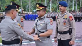 Kapolda Sulawesi Tengah Irjen Pol Dr. Agus Nugroho (kiri) memimpin serah terima jabatan Kapolres Parigi Moutong dari AKBP Jovan Reagan Samual (tengah) kepada AKBP Agustian Nugraha di halaman Mapolres Parigi Moutong, Selasa, 6 Mei 2025. Foto: Dok. Polda Sulteng 
