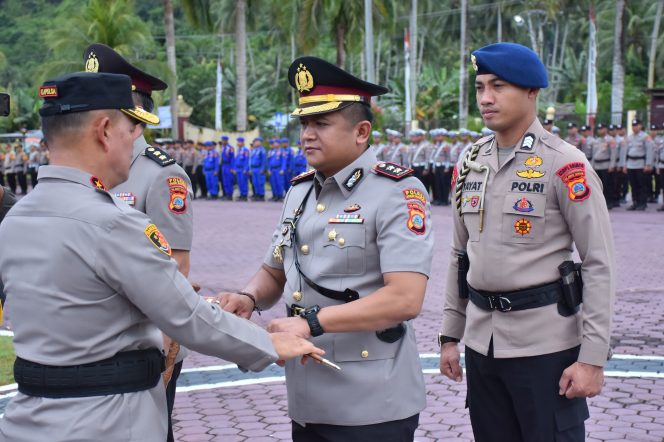 
 Kapolda Sulawesi Tengah Irjen Pol Dr. Agus Nugroho (kiri) memimpin serah terima jabatan Kapolres Parigi Moutong dari AKBP Jovan Reagan Samual (tengah) kepada AKBP Agustian Nugraha di halaman Mapolres Parigi Moutong, Selasa, 6 Mei 2025. Foto: Dok. Polda Sulteng 