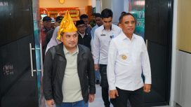 Ketua Komisi II DPR RI, Rifqinizamy Karsayuda (kiri, mengenakan topi adat), didampingi Gubernur Sulawesi Tengah, Anwar Hafid (kanan), saat tiba di Bandara Mutiara Sis Aljufri, Palu, Rabu pagi, 7 Mei 2025. Kunjungan kerja Komisi II ini difokuskan pada pengawasan tata kelola BUMD dan BLUD di Sulawesi Tengah. Foto: Tim Media Gubernur Sulteng 