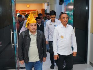 Ketua Komisi II DPR RI, Rifqinizamy Karsayuda (kiri, mengenakan topi adat), didampingi Gubernur Sulawesi Tengah, Anwar Hafid (kanan), saat tiba di Bandara Mutiara Sis Aljufri, Palu, Rabu pagi, 7 Mei 2025. Kunjungan kerja Komisi II ini difokuskan pada pengawasan tata kelola BUMD dan BLUD di Sulawesi Tengah. Foto: Tim Media Gubernur Sulteng 