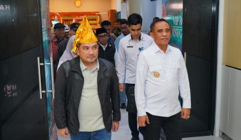 Ketua Komisi II DPR RI, Rifqinizamy Karsayuda (kiri, mengenakan topi adat), didampingi Gubernur Sulawesi Tengah, Anwar Hafid (kanan), saat tiba di Bandara Mutiara Sis Aljufri, Palu, Rabu pagi, 7 Mei 2025. Kunjungan kerja Komisi II ini difokuskan pada pengawasan tata kelola BUMD dan BLUD di Sulawesi Tengah. Foto: Tim Media Gubernur Sulteng 