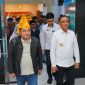 Ketua Komisi II DPR RI, Rifqinizamy Karsayuda (kiri, mengenakan topi adat), didampingi Gubernur Sulawesi Tengah, Anwar Hafid (kanan), saat tiba di Bandara Mutiara Sis Aljufri, Palu, Rabu pagi, 7 Mei 2025. Kunjungan kerja Komisi II ini difokuskan pada pengawasan tata kelola BUMD dan BLUD di Sulawesi Tengah. Foto: Tim Media Gubernur Sulteng 