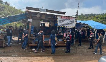 Polisi Morowali dan Tim Satgas Saber Pungli melakukan penertiban di salah satu pos yang diduga menjadi lokasi praktik pungutan liar di Jalur Seba-seba, Desa Ululere, Kecamatan Bungku Timur, Rabu, 7 Mei 2025. Dalam operasi ini, dua terduga pelaku diamankan beserta sejumlah barang bukti. Foto: Dok. Polres Morowali 