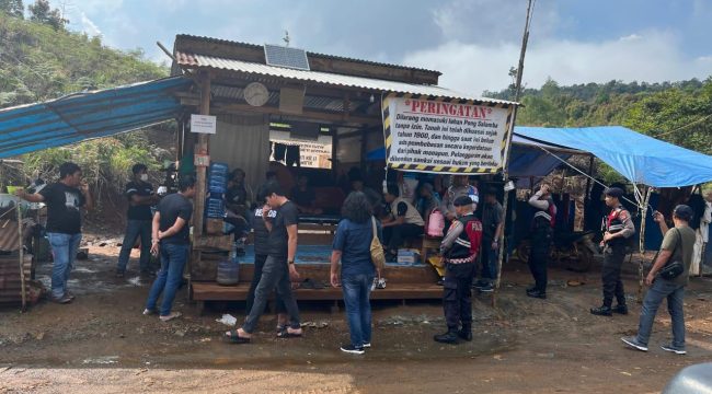Polisi Morowali dan Tim Satgas Saber Pungli melakukan penertiban di salah satu pos yang diduga menjadi lokasi praktik pungutan liar di Jalur Seba-seba, Desa Ululere, Kecamatan Bungku Timur, Rabu, 7 Mei 2025. Dalam operasi ini, dua terduga pelaku diamankan beserta sejumlah barang bukti. Foto: Dok. Polres Morowali 