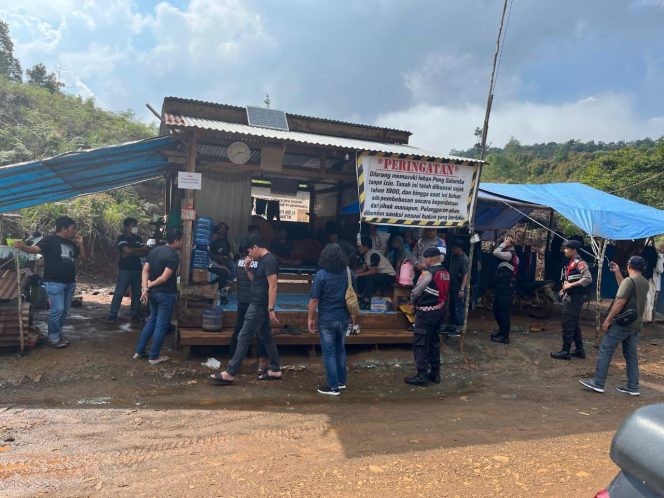 
 Polisi Morowali dan Tim Satgas Saber Pungli melakukan penertiban di salah satu pos yang diduga menjadi lokasi praktik pungutan liar di Jalur Seba-seba, Desa Ululere, Kecamatan Bungku Timur, Rabu, 7 Mei 2025. Dalam operasi ini, dua terduga pelaku diamankan beserta sejumlah barang bukti. Foto: Dok. Polres Morowali 